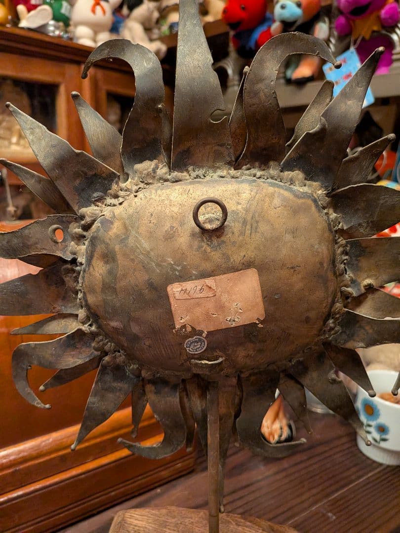 USAアンティークショップ購入 金属製太陽の顔装飾品 木製ベース付き