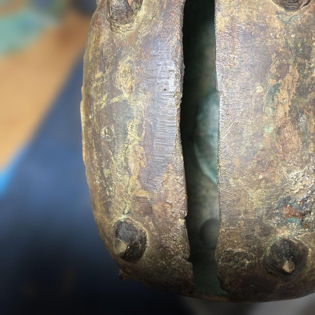 ( T_T)＼(^-^ )何⁇これ、古い五三の桐と梵字の特大の鈴です。