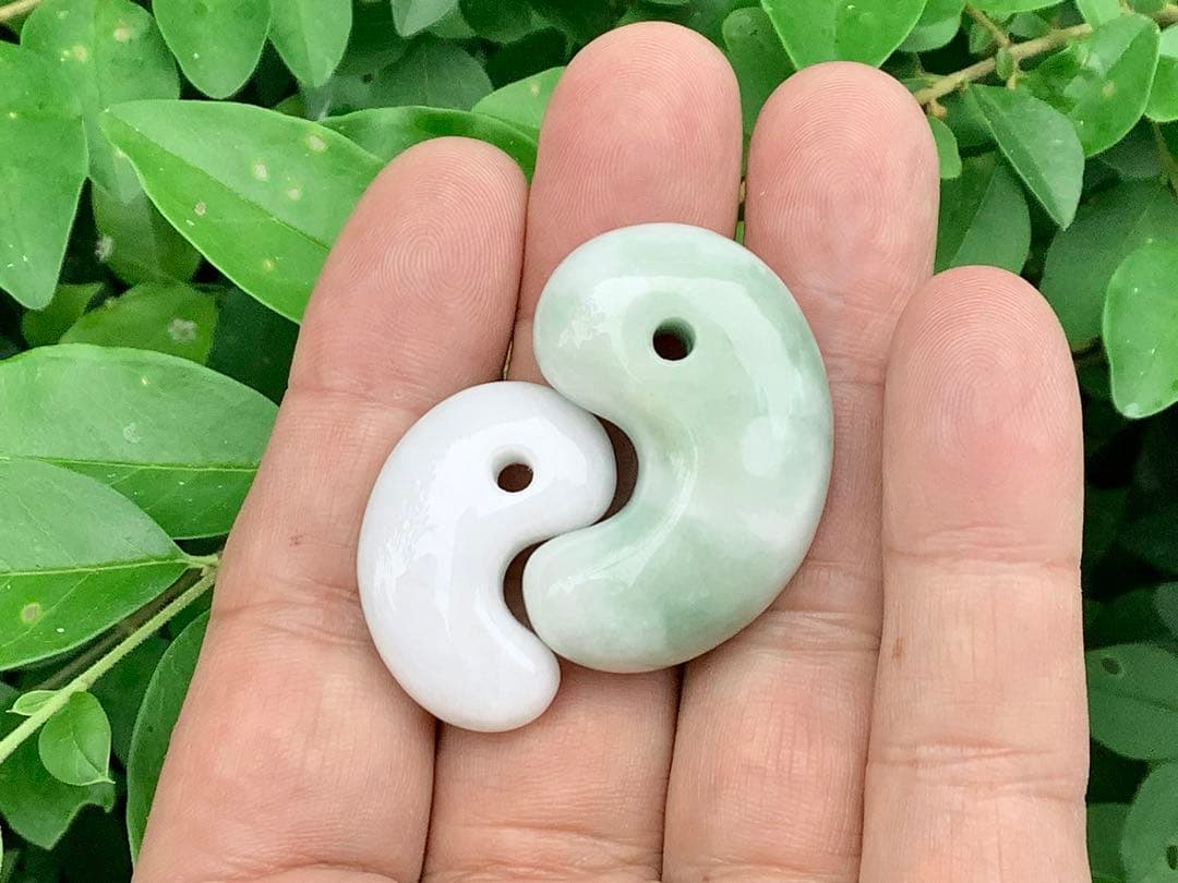 ✳初の絶品色彩　絶対のおすすめ‼️25万円以上します糸魚川翡翠勾玉　鑑別書付極上物