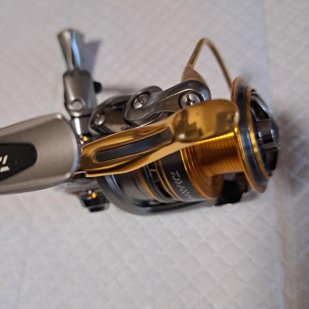 中古美品ダイワ　プレイソ3000HLBD スピニングリール シルバー/ゴールド