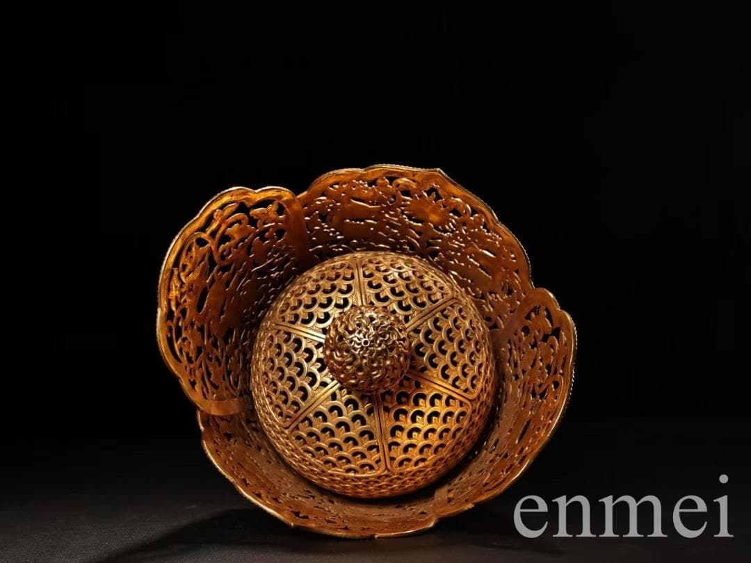 中国古美術· 旧蔵収純銅胎鎏金龍官帽・龍髪冠・聚財置物・高浮彫り・禮品・箱付き