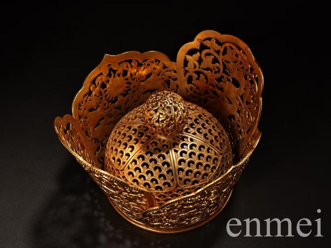 中国古美術· 旧蔵収純銅胎鎏金龍官帽・龍髪冠・聚財置物・高浮彫り・禮品・箱付き