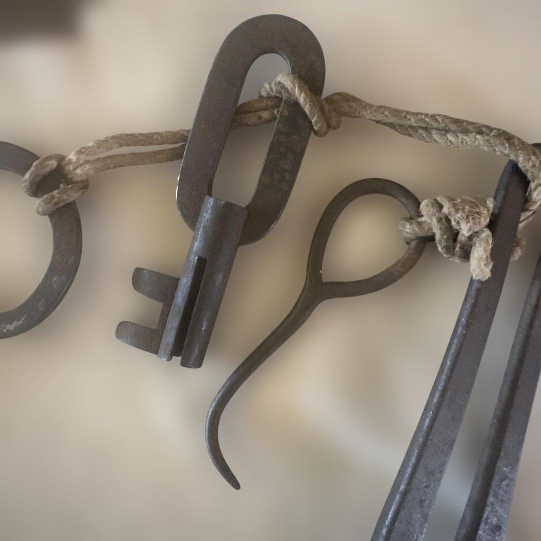 古い蔵の鍵 鉄製 アンティーク 建築金物 4点セット（最大30cm）　明治江戸期