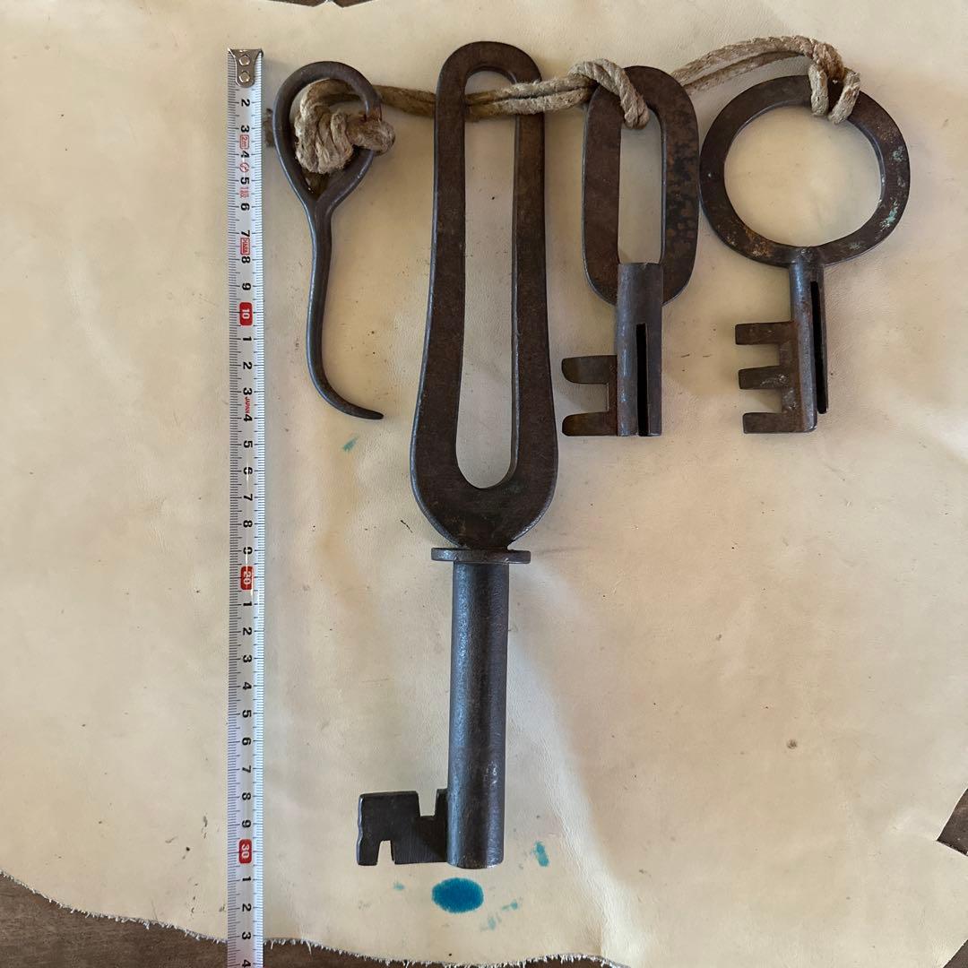 古い蔵の鍵 鉄製 アンティーク 建築金物 4点セット（最大30cm）　明治江戸期
