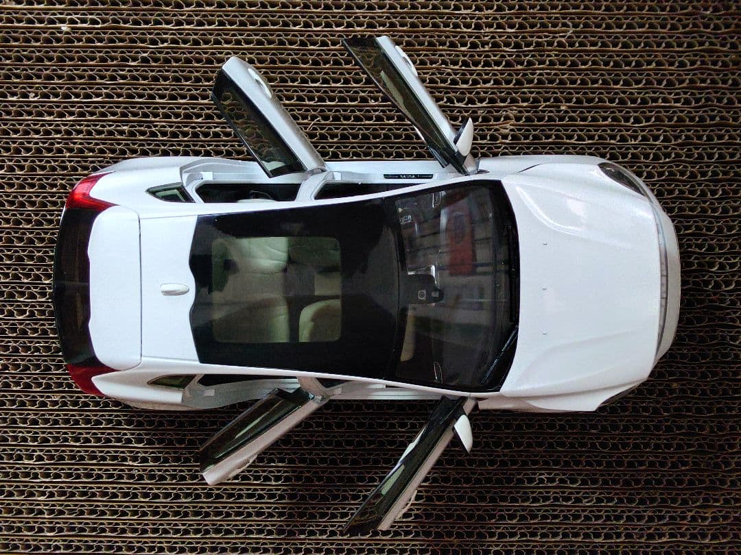 【希少美品ミニカー】ボルボ V40 1/18 精工モデルカー　ホワイトパール