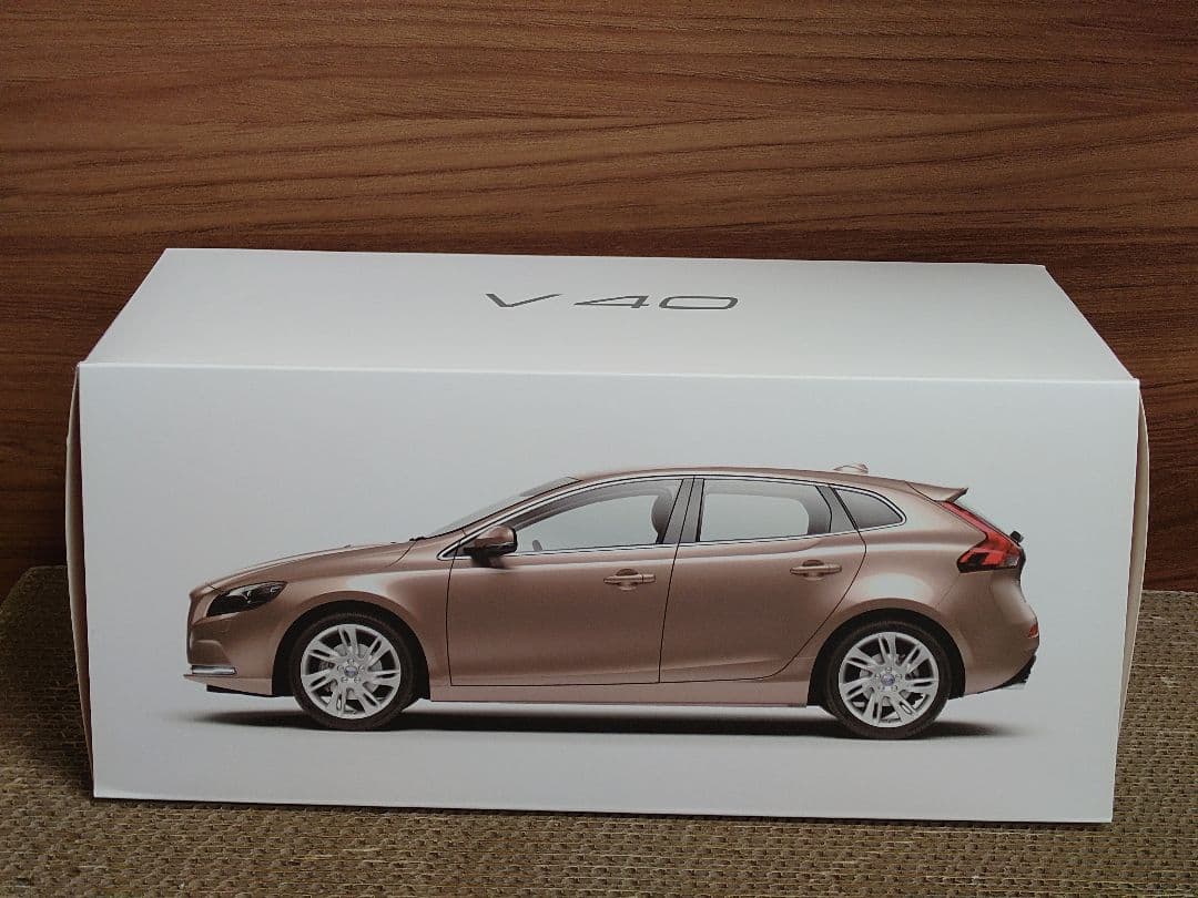 【希少美品ミニカー】ボルボ V40 1/18 精工モデルカー　ホワイトパール
