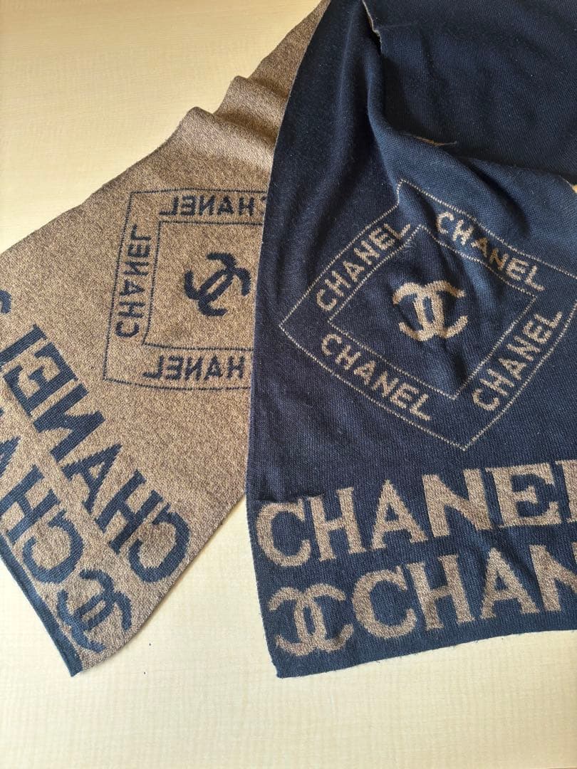 CHANEL ロゴ入りマフラー キャメルブラウン×ブラックノベルティー