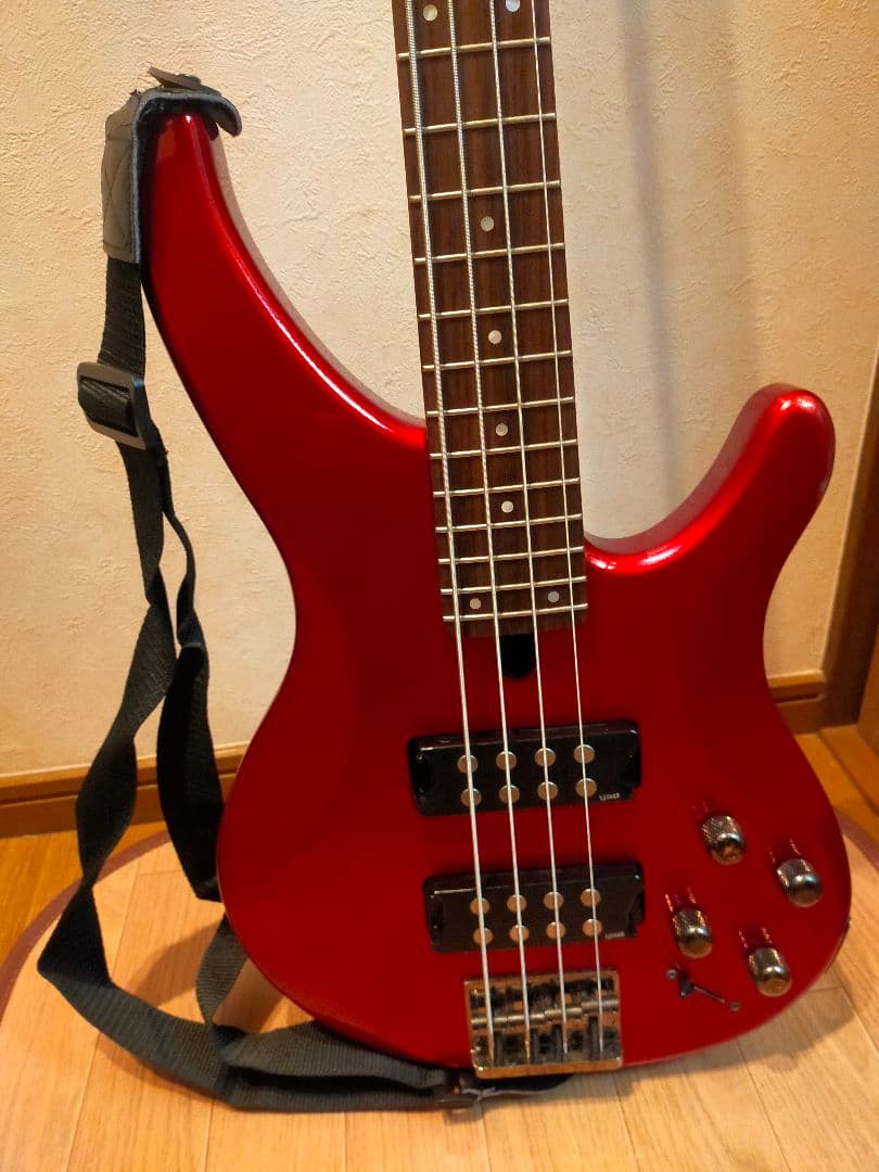 YAMAHA 　TRBX304 エレキベース　 ケース付き