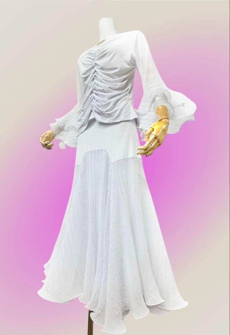 新品　ホワイト フリル　プリーツ　セットアップ　ツーピース　ｄ023