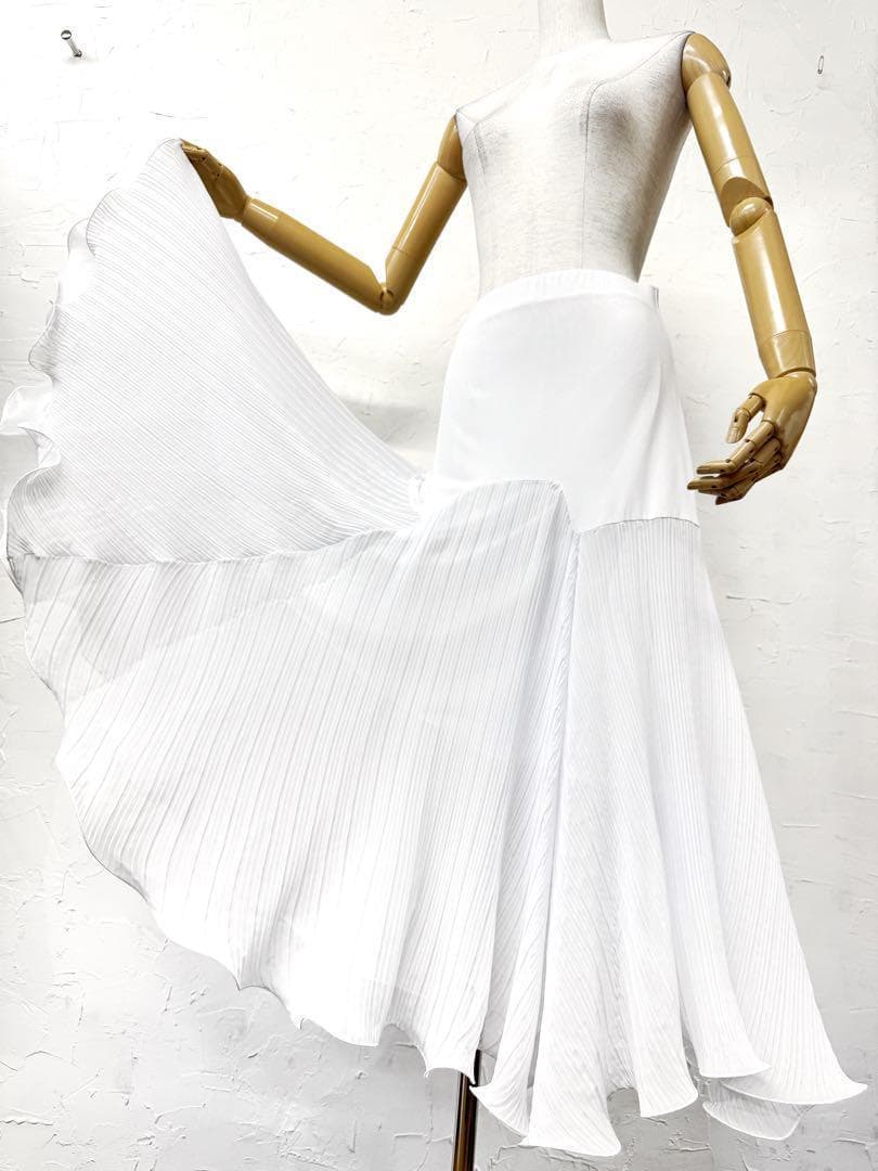 新品　ホワイト フリル　プリーツ　セットアップ　ツーピース　ｄ023