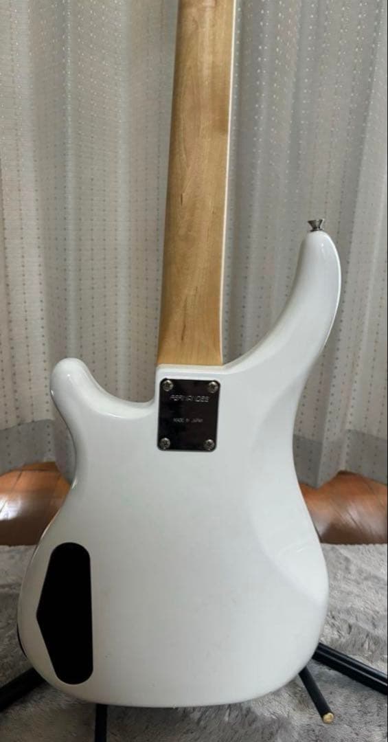 フェルナンデス　エレキベース　白　おまけ付