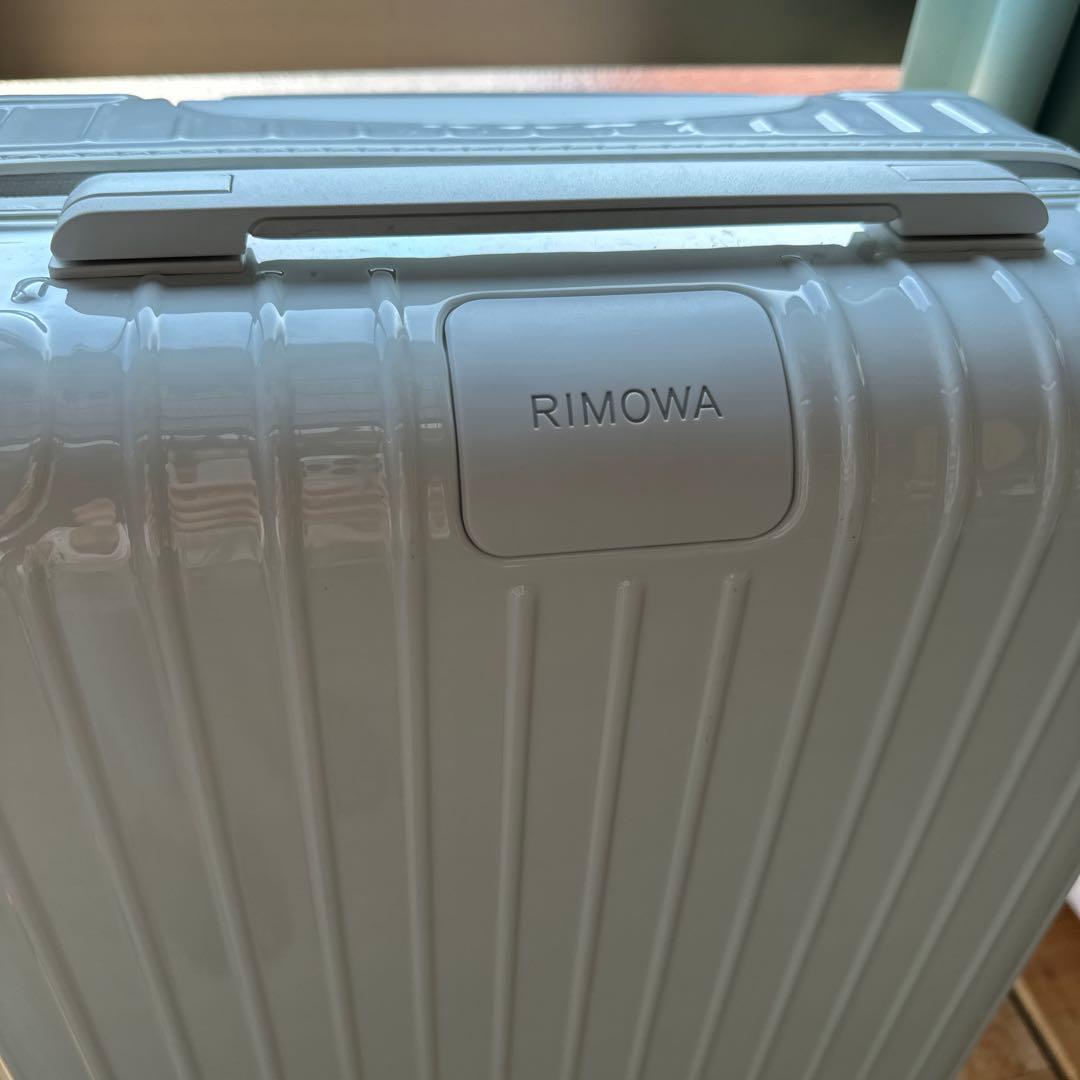 RIMOWA ESSENTIALキャビンS(ホワイト4輪)
