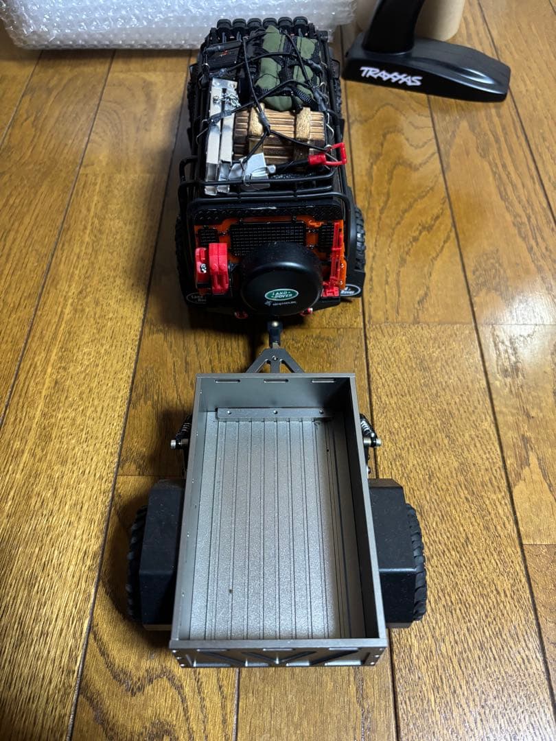 トラクサス4M、社外品リヤトレーラー付き