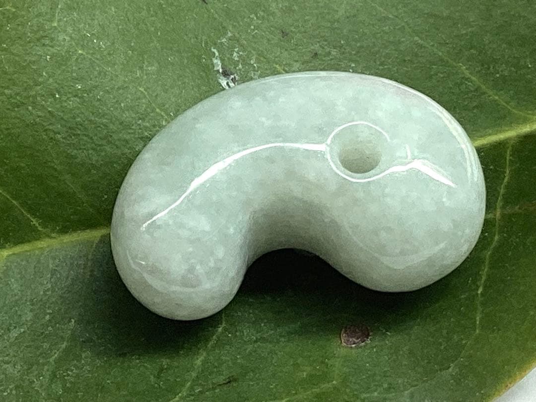 ✳高価なアイスジェイド**氷肌　糸魚川翡翠勾玉　本物の守護石をお身近に　鑑別書付