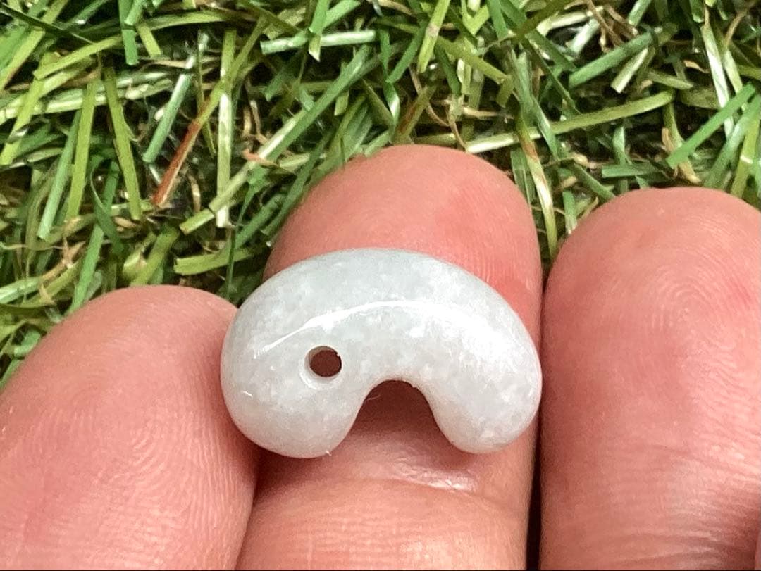 ✳高価なアイスジェイド**氷肌　糸魚川翡翠勾玉　本物の守護石をお身近に　鑑別書付