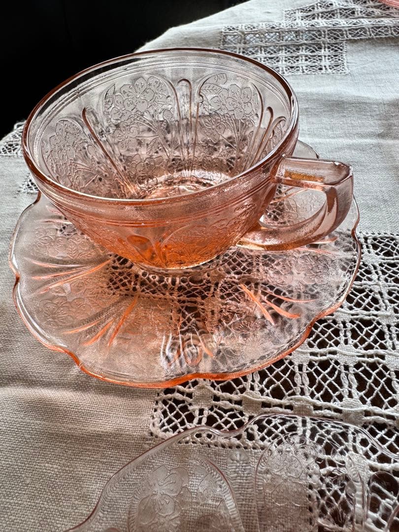 アメリカンデプレッショングラス、チェリーブロッサムカップ・ソーサー3客セット