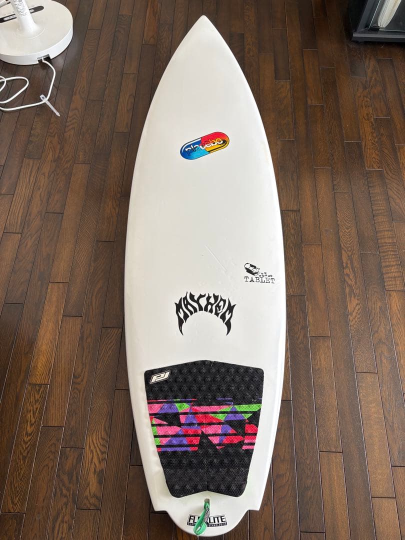 プレセボ タブレット5'8 フィン付き　※2本購入で1万円お値引き