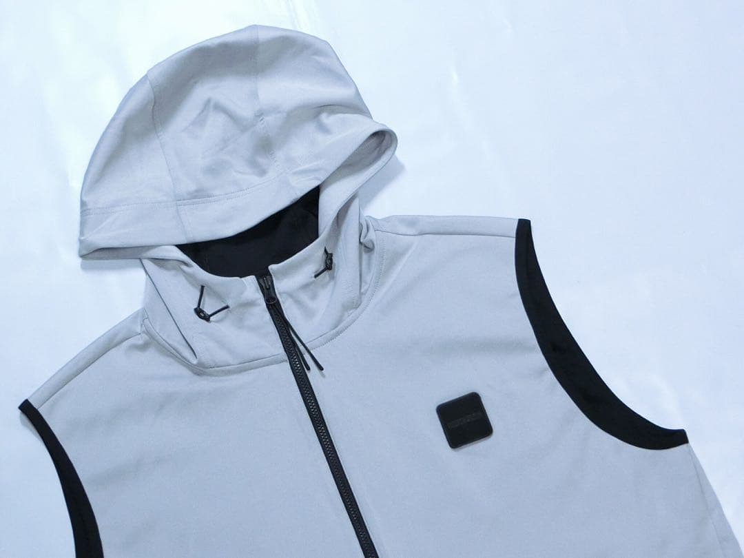 BRIEFING ブリーフィング　ライトグレーでフードが付いた前開きベスト XL