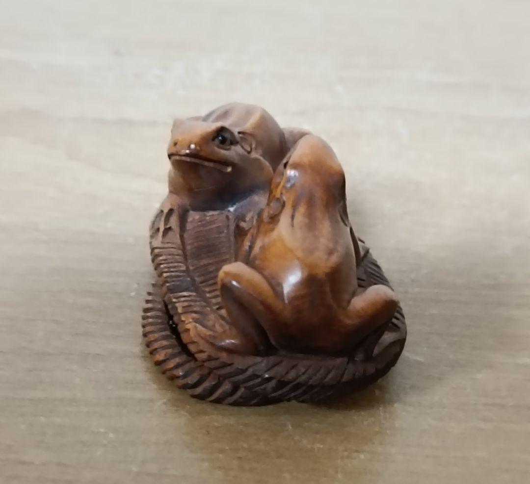 己山銘 木彫 草履に蛙一対根付　木箱付　根付　提物