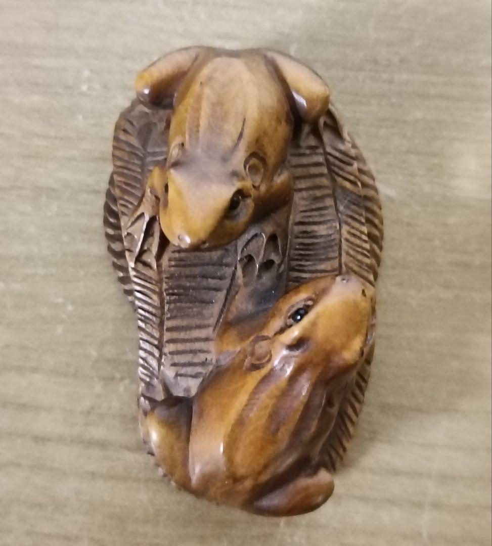 己山銘 木彫 草履に蛙一対根付　木箱付　根付　提物