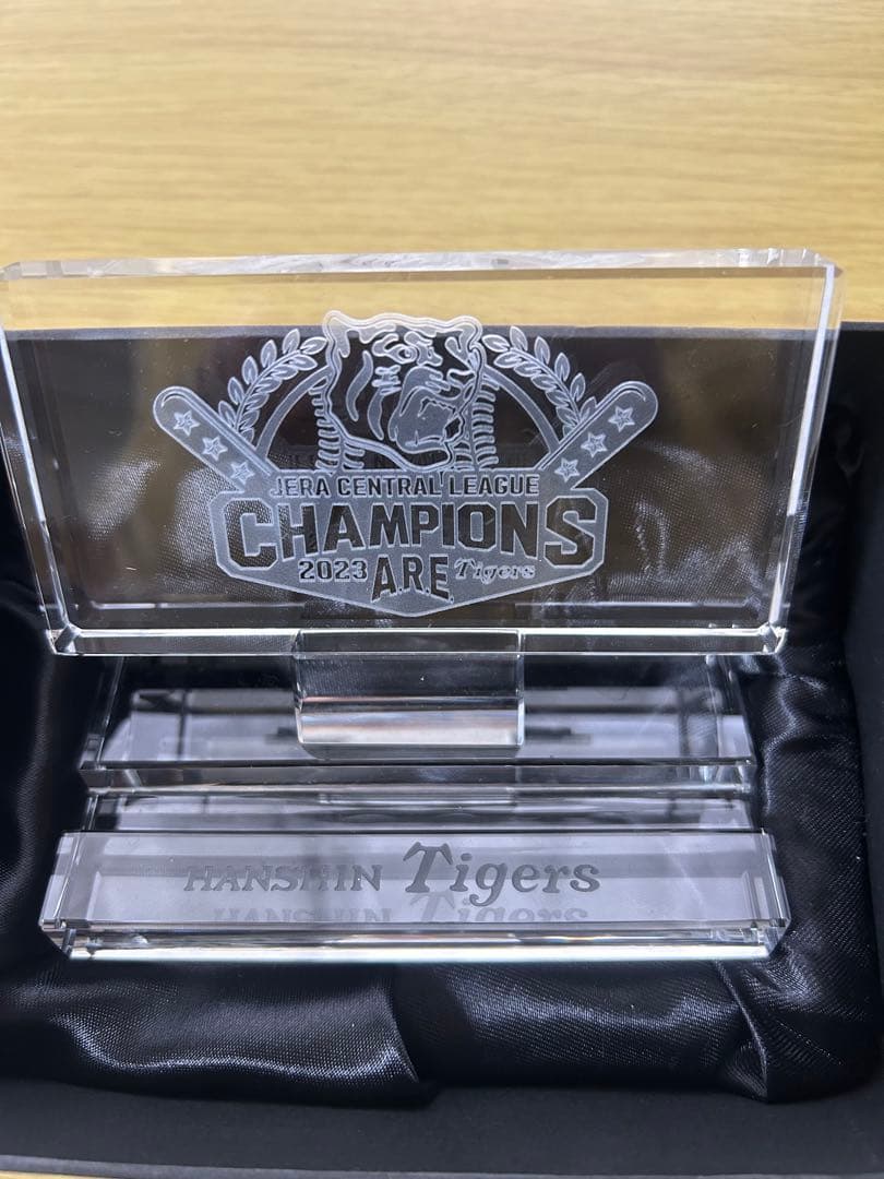 阪神タイガース 優勝ロゴ彫刻入り クリスタルブロック土台付き盾(BOX入り)