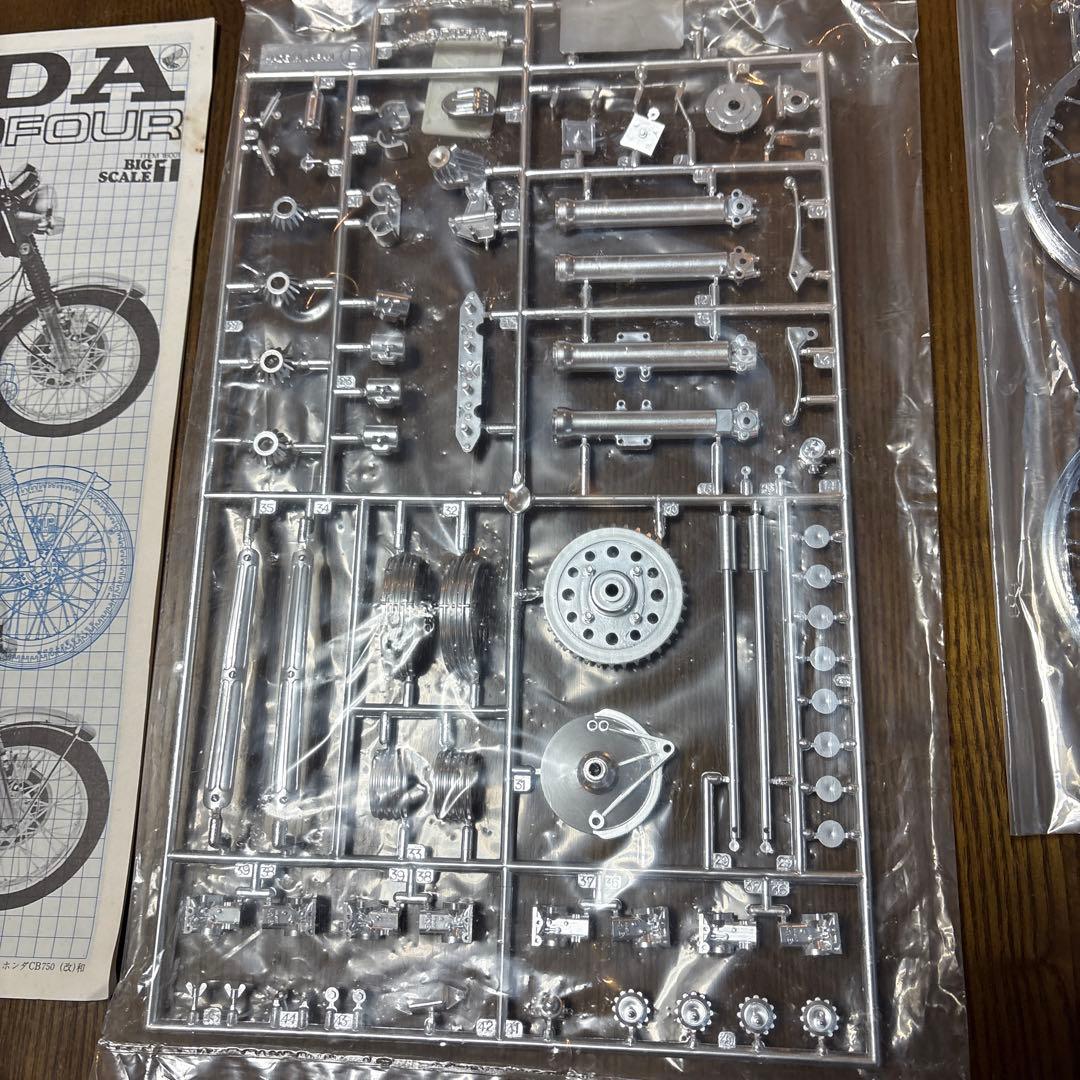 タミヤ　オートバイ　プラモデル　1/6スケール　ホンダ　CB750 FOUR