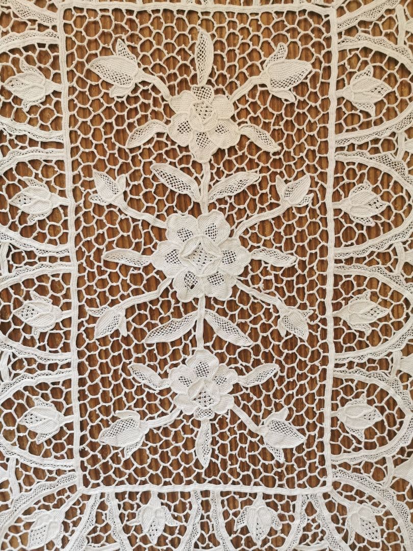 アンティーク イタリア ポワンドヴェニスローズ 薔薇と蕾 リネンレースランナー