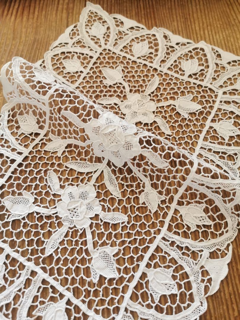 アンティーク イタリア ポワンドヴェニスローズ 薔薇と蕾 リネンレースランナー