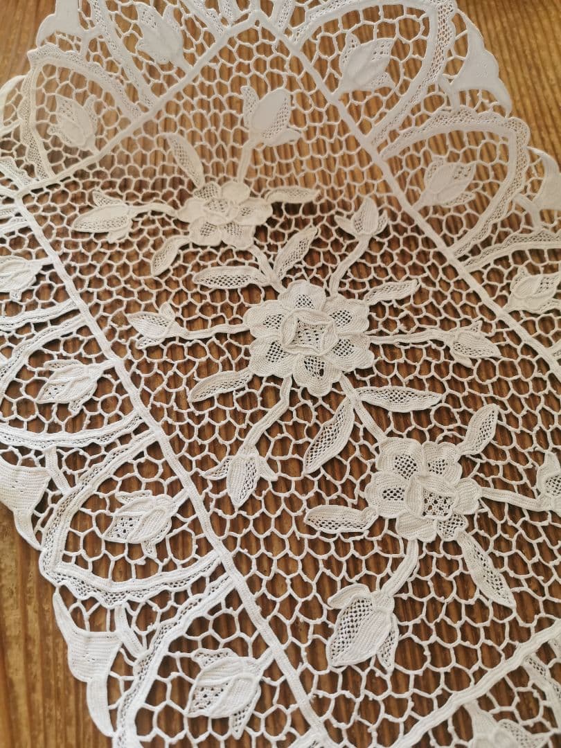 アンティーク イタリア ポワンドヴェニスローズ 薔薇と蕾 リネンレースランナー