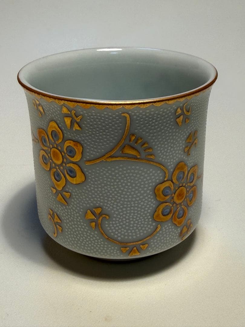 仲田錦玉　渦打白粒ぐい呑　共箱、共布、栞