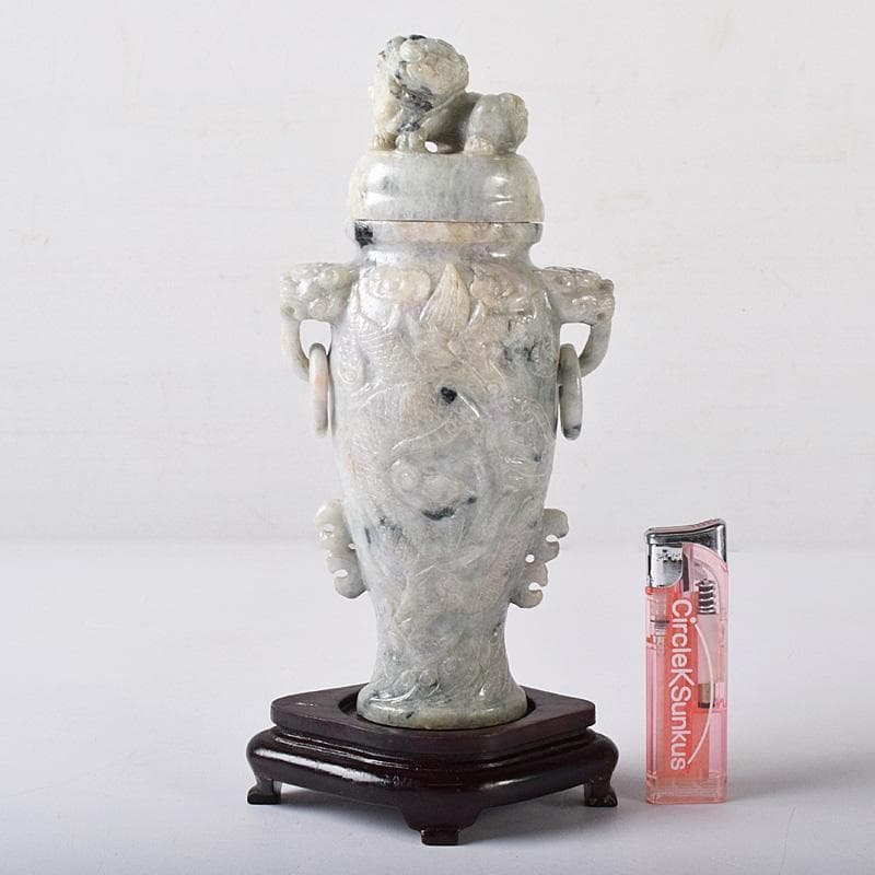 中国　玉石翡翠彫刻　獅子摘　龍刻　双耳遊環　飾壷　香炉　唐木台付　M　R8288