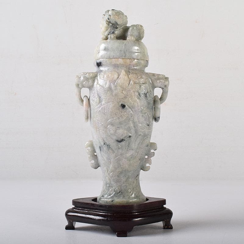 中国　玉石翡翠彫刻　獅子摘　龍刻　双耳遊環　飾壷　香炉　唐木台付　M　R8288