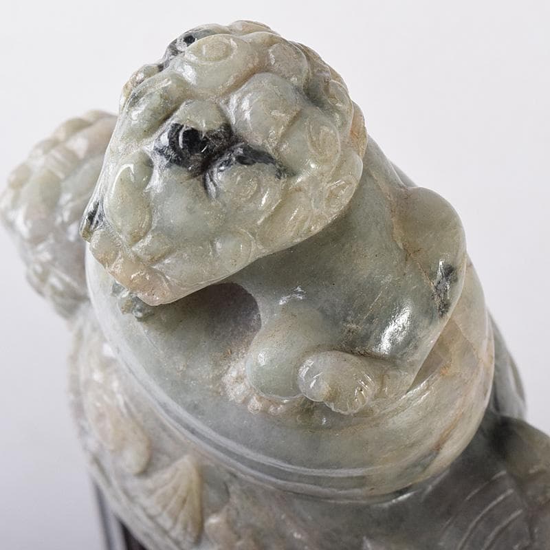 中国　玉石翡翠彫刻　獅子摘　龍刻　双耳遊環　飾壷　香炉　唐木台付　M　R8288