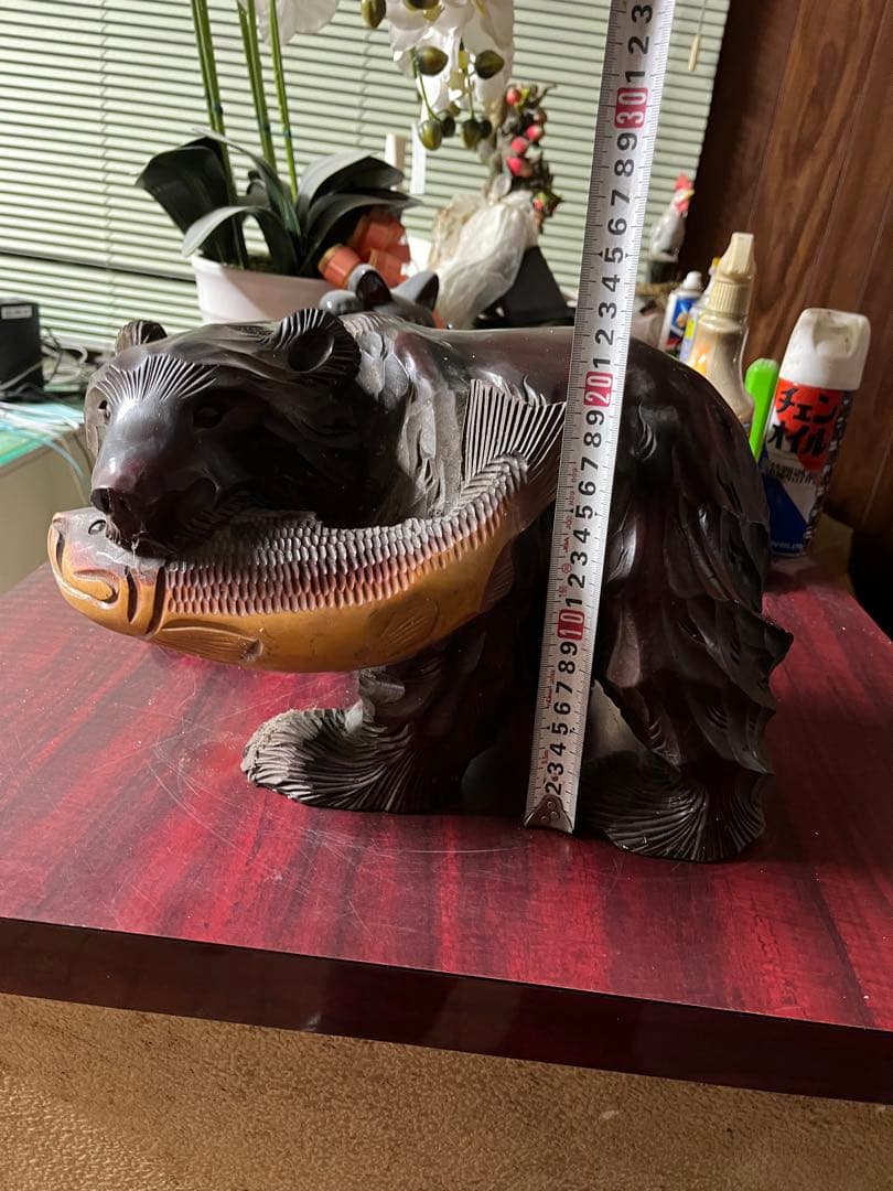 木彫り　クマの彫刻 魚付き