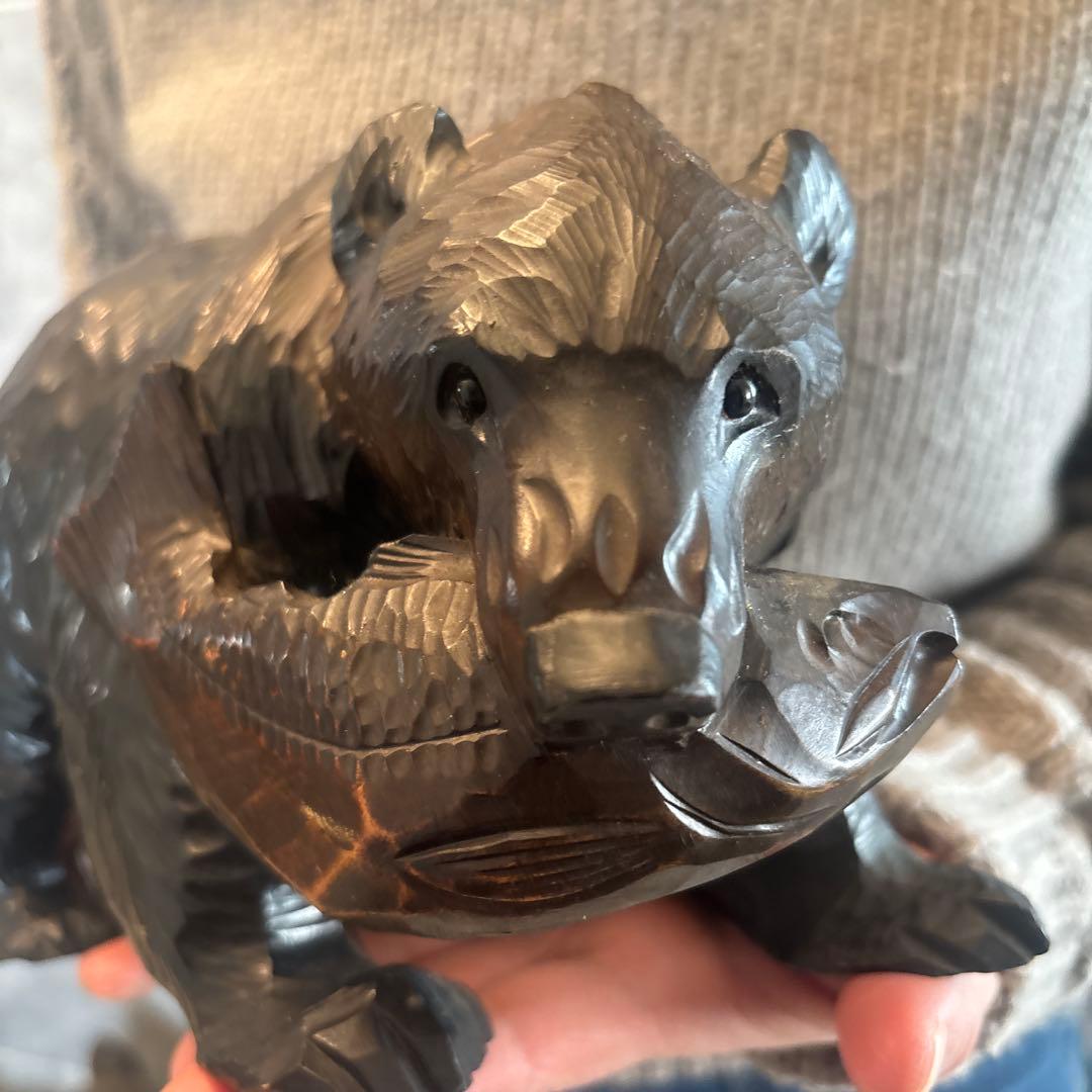 アイヌ名門堀井一族が手掛けたガラスの瞳で彫りや塗りが一級品のクマ