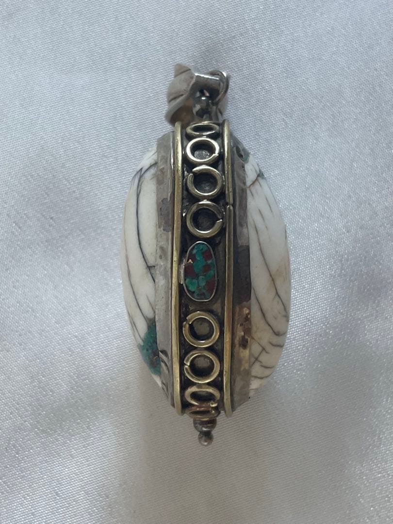 ヴィンテージ！アフガニスタン銀細工「銀と古代貝」のペンダント