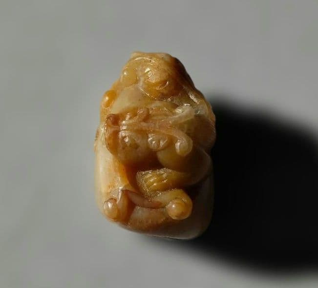 中国の寿山郷の水田で採れる希少な石(田黄石)[石印材の王]寿山石の貔貅の彫刻製品