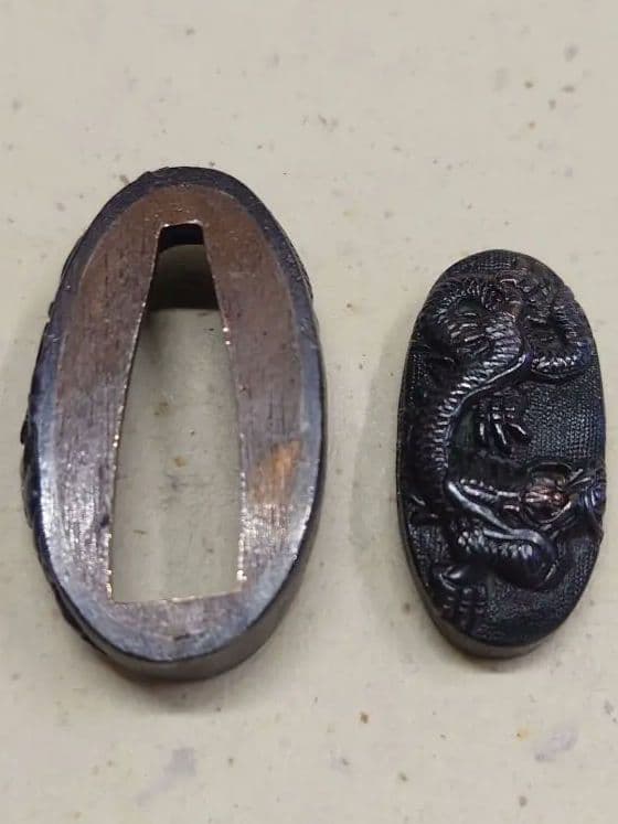 縁頭、赤銅魚子地に龍図