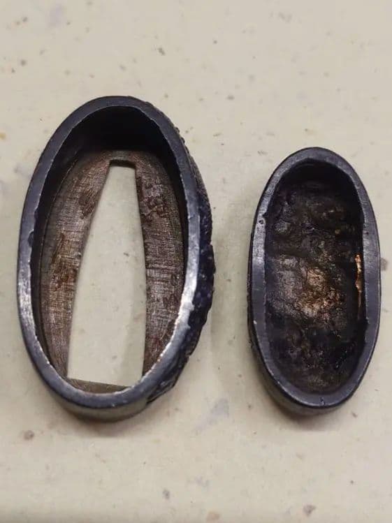 縁頭、赤銅魚子地に龍図