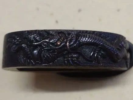 縁頭、赤銅魚子地に龍図