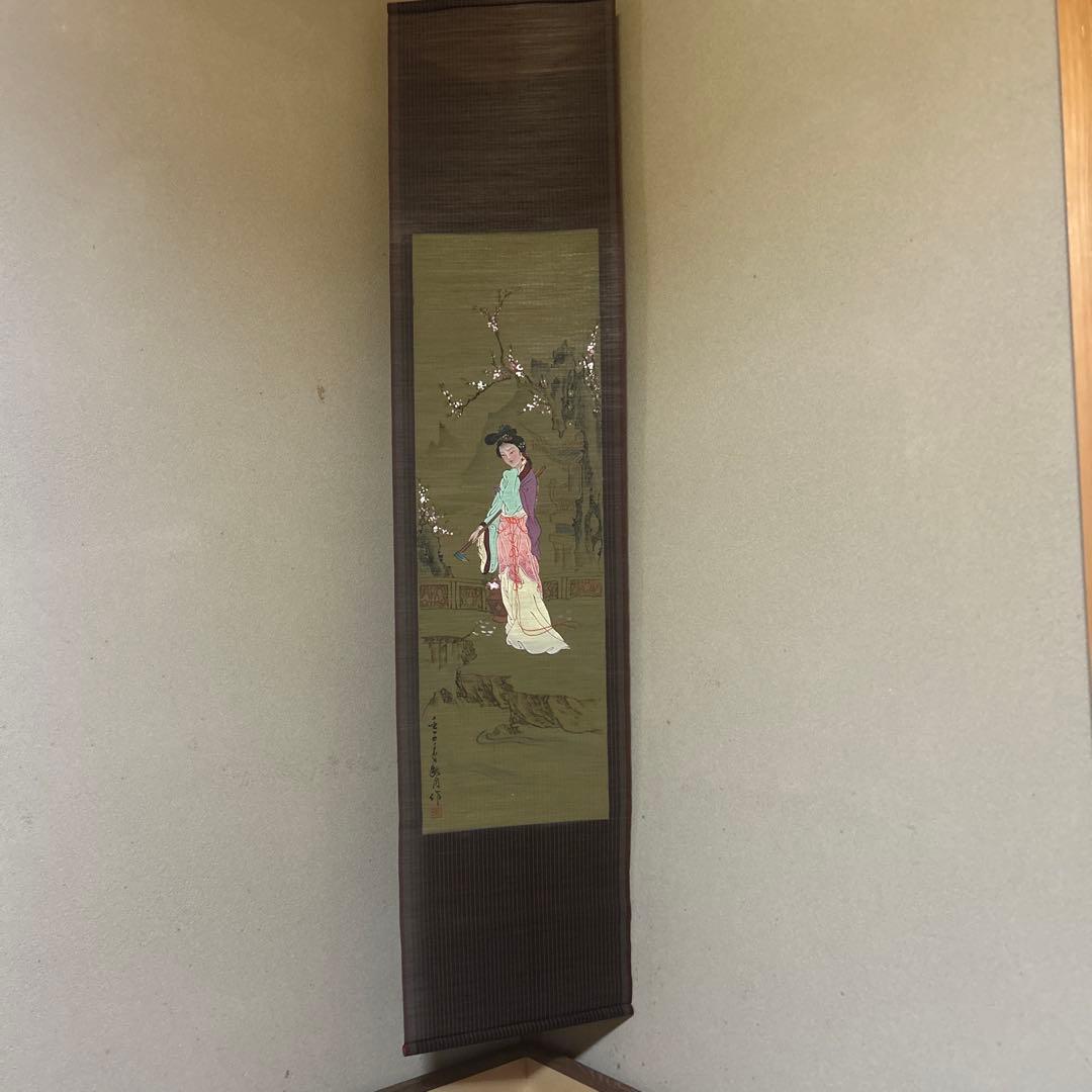 伝統的な掛軸 女性の立ち姿