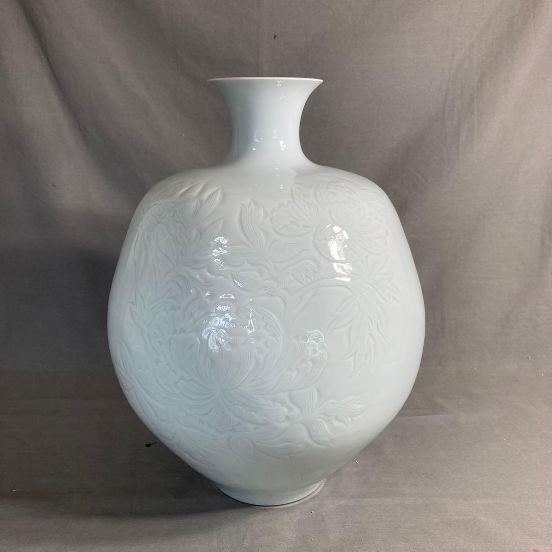【奥川忠右衛門】白磁の伝統　人間国宝　初代奥川忠右衛門作　白磁牡丹彫　大花瓶