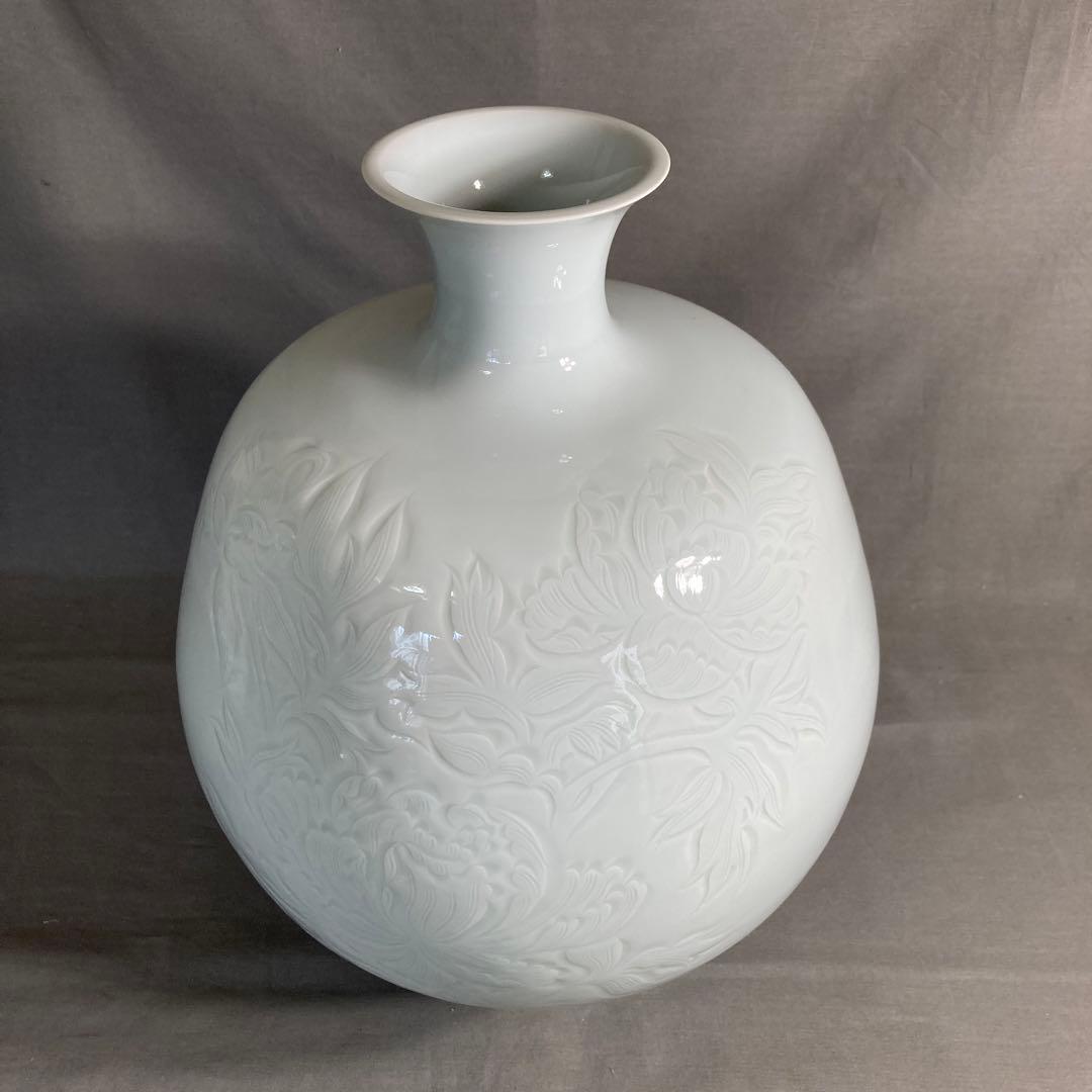 【奥川忠右衛門】白磁の伝統　人間国宝　初代奥川忠右衛門作　白磁牡丹彫　大花瓶