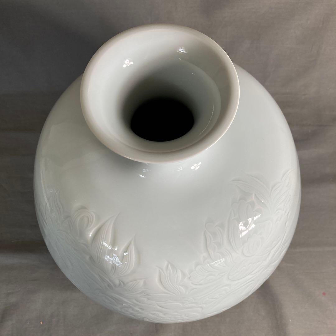 【奥川忠右衛門】白磁の伝統　人間国宝　初代奥川忠右衛門作　白磁牡丹彫　大花瓶