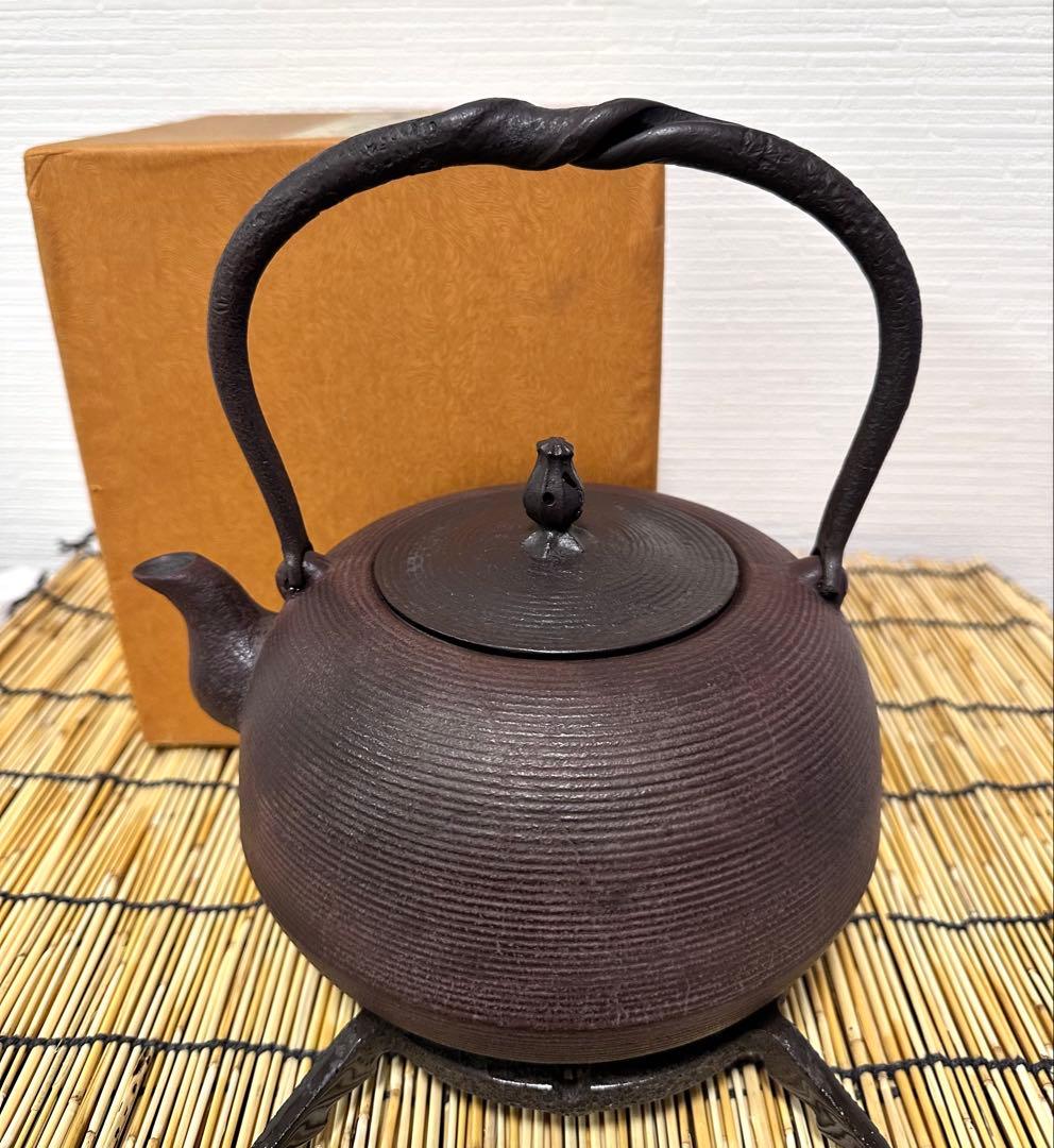 未使用品、供箱付　南部鉄器伝統工芸士　佐藤勝芳南部宝寿堂　姥口糸目　南部鉄瓶