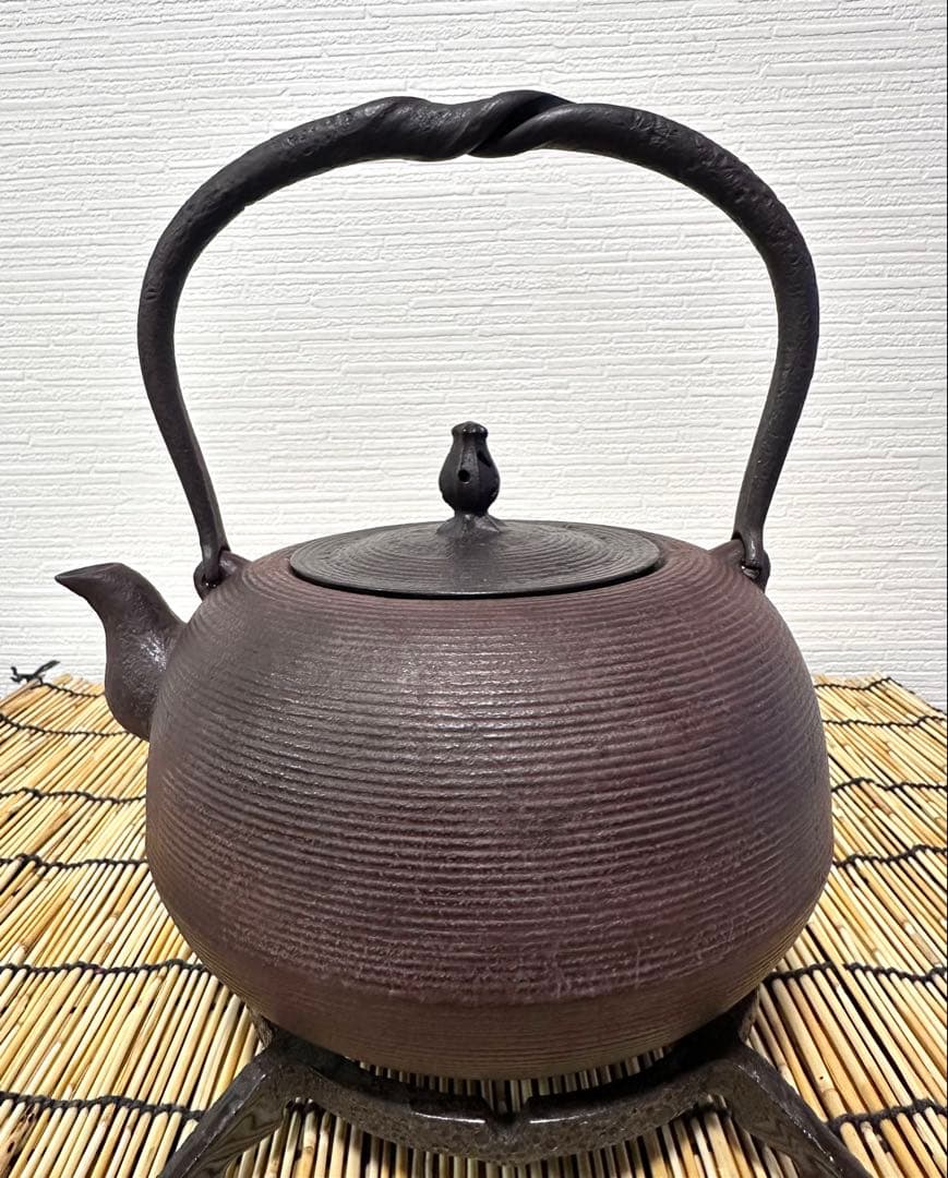 未使用品、供箱付　南部鉄器伝統工芸士　佐藤勝芳南部宝寿堂　姥口糸目　南部鉄瓶