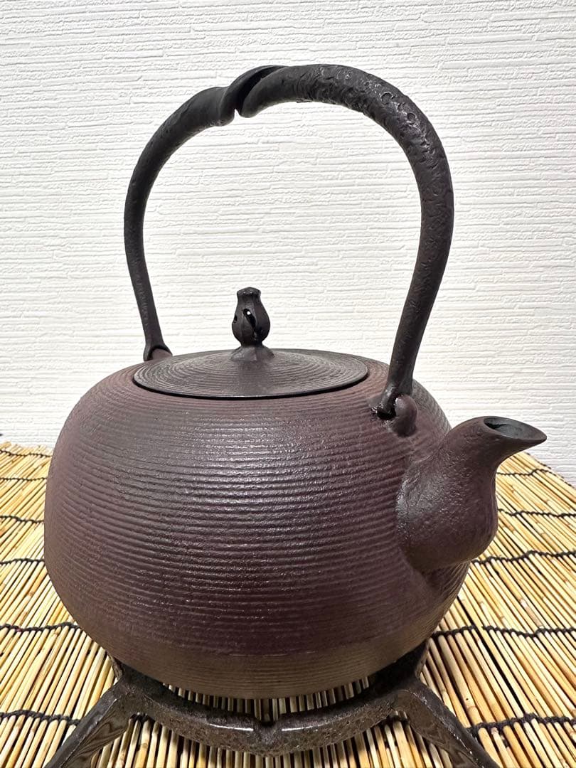 未使用品、供箱付　南部鉄器伝統工芸士　佐藤勝芳南部宝寿堂　姥口糸目　南部鉄瓶