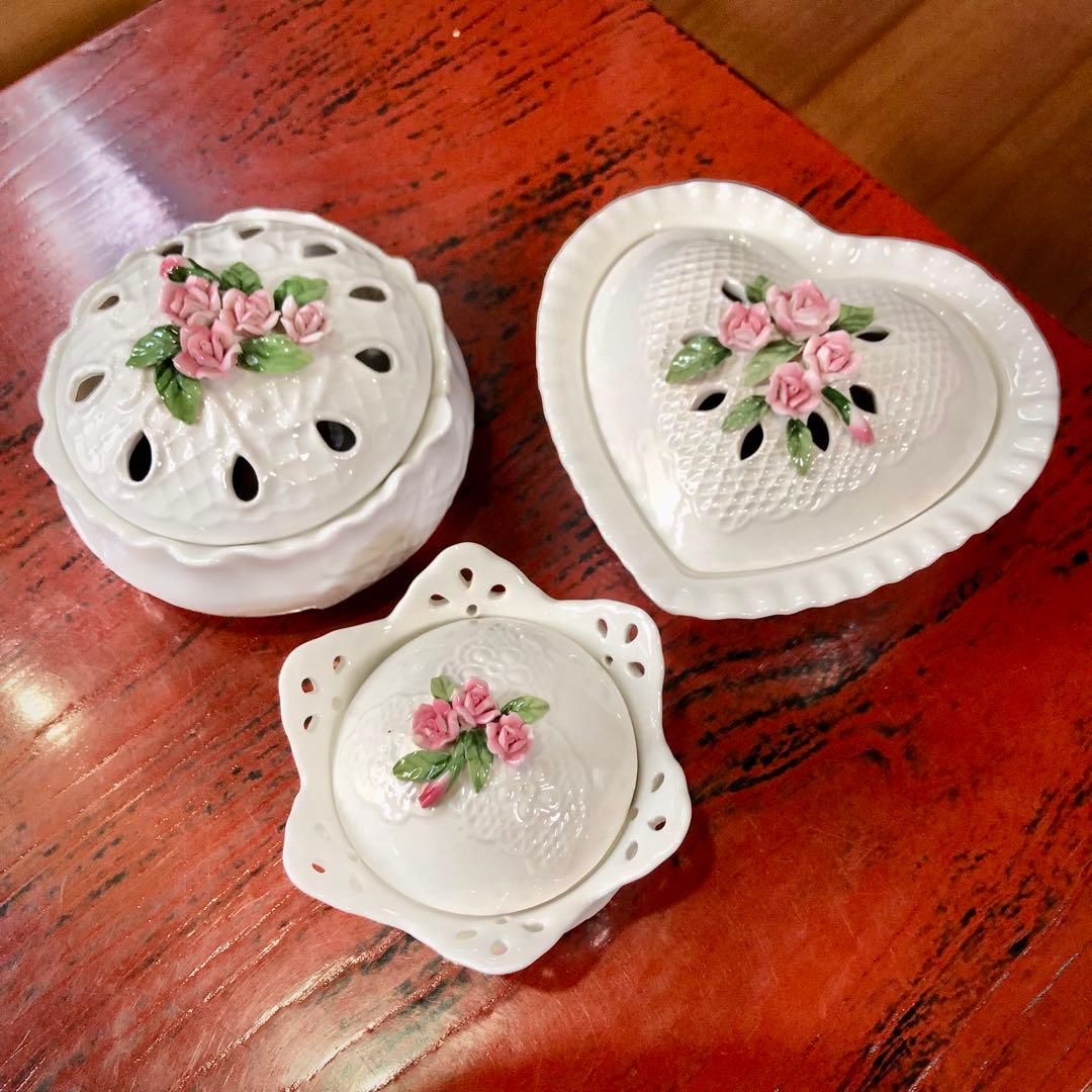 陶器製白いレースと薔薇彫刻のアンティーク小物入れハート型アロマポット 3個セット