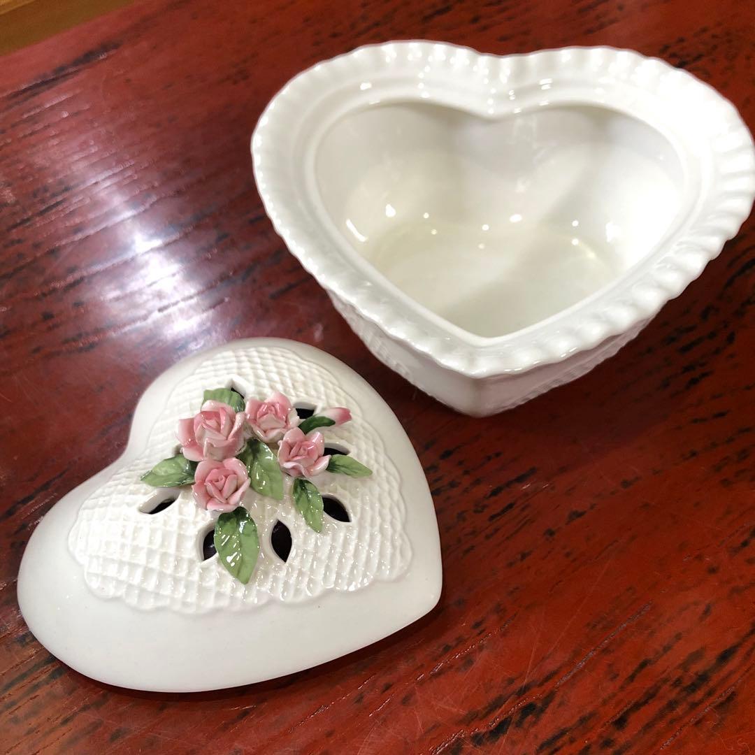 陶器製白いレースと薔薇彫刻のアンティーク小物入れハート型アロマポット 3個セット