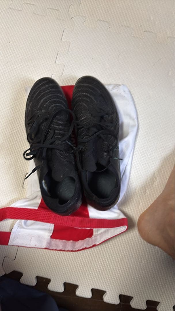 サッカーシューズ 黒 レースアップ